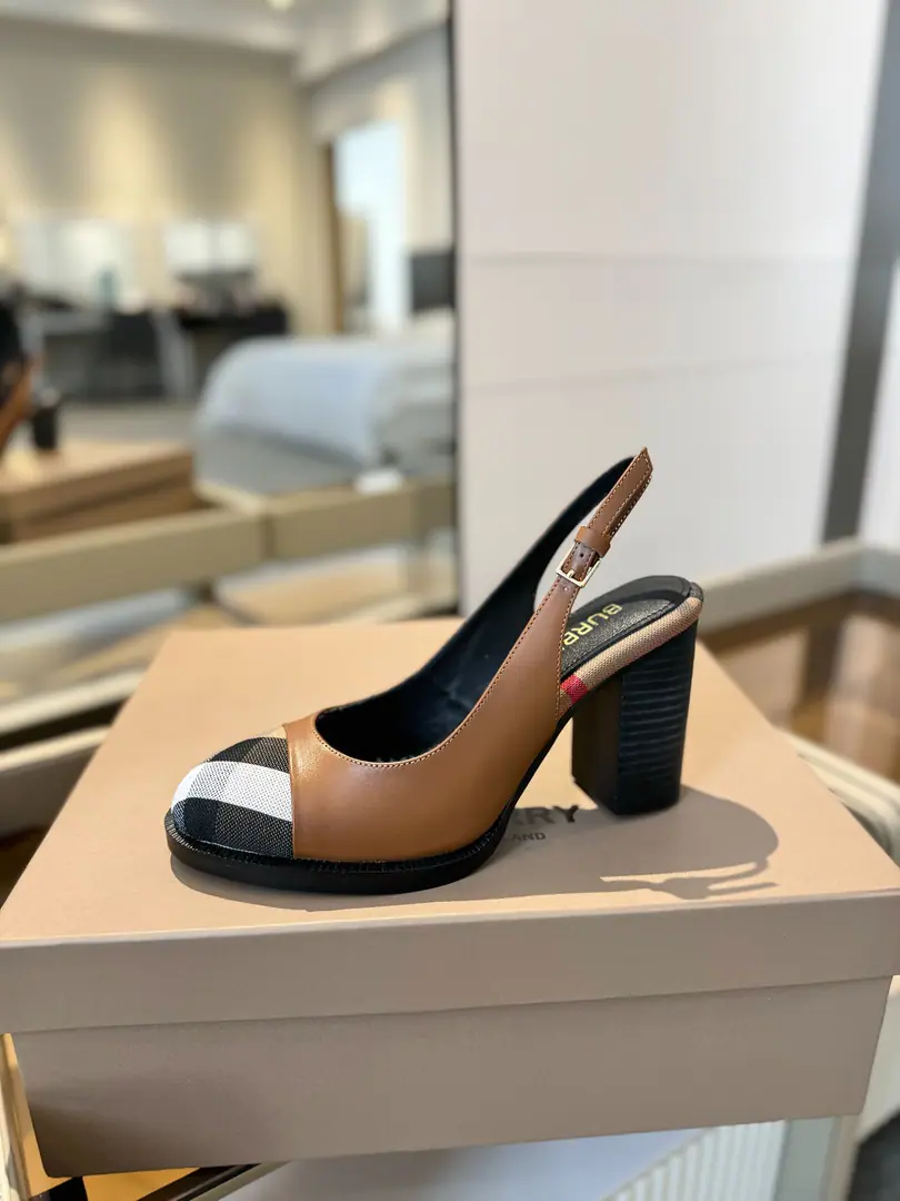 Burberryy 𝑩𝒖𝒓𝒃𝒆𝒓𝒓𝒚𝒚 💝 👠 𝘽𝙪𝙧𝙗𝙚𝙧𝙧𝙮𝙮 Bobley.2025The new exclusive has been launched. It's a classy, intelligent style. 💋High heels. 🎉BURBERRYBobley England.🇬🇧Luxury brands, Original1:1Copy, Synchronize new cabinets A high heels with grace., Decoration branding pattern. 🆕🆕🆕 ✅Fabulous.: Original Gear ✅Otsumi!: The original is really a big one. ✅He's tall.: 9.5𝙘𝙢 ✅Codes: 𝟑𝟒-𝟒𝟏（𝟑𝟒.𝟒𝟎.𝟒𝟏Do it.）