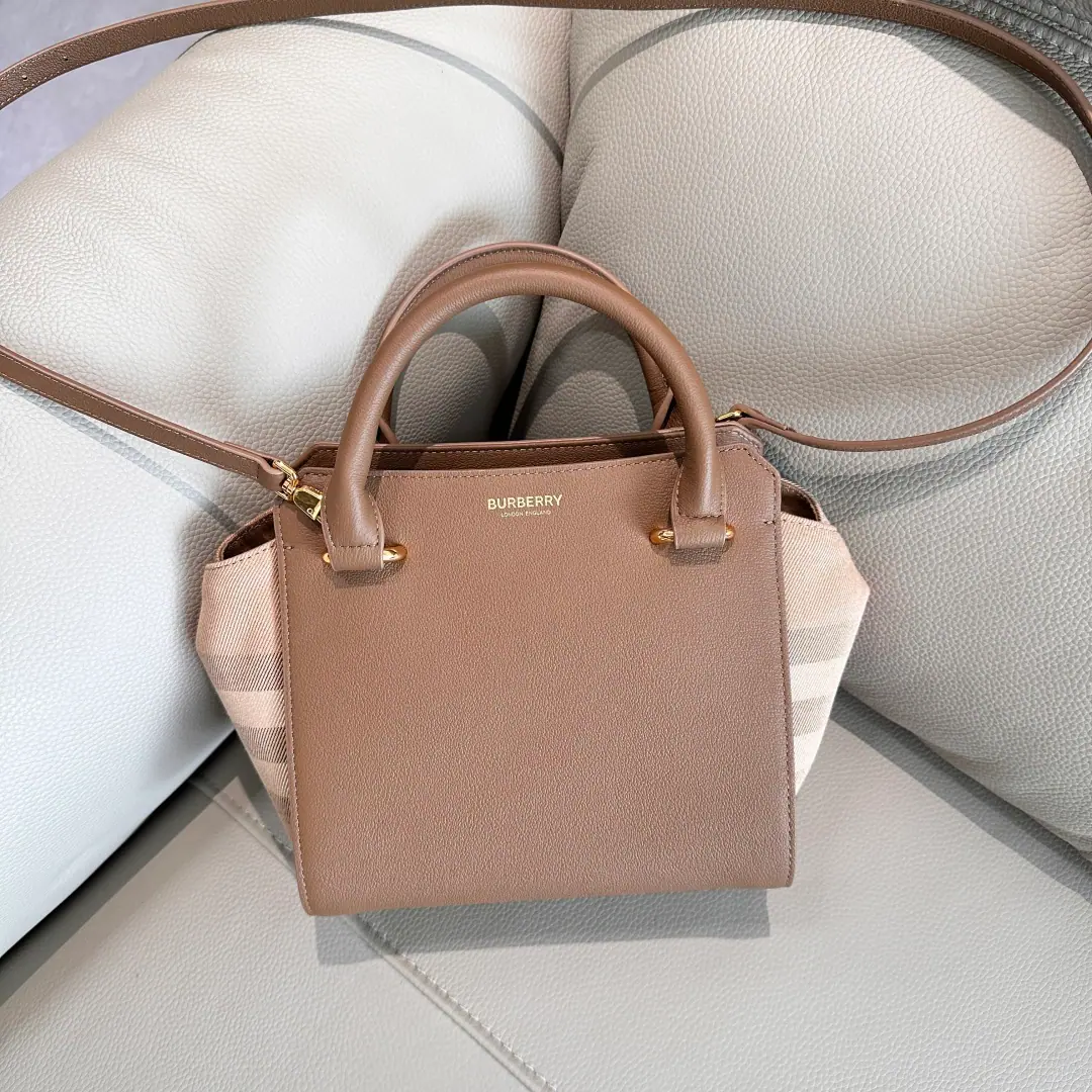 Special level BMy handbags are slanted., The classic cotton-stylish canvassing of the cow's skin., Pocket zipper design, Both sides can be convexed and expanded., Multiple backsliding., The top is amazing., Dimensions: 21/20/13