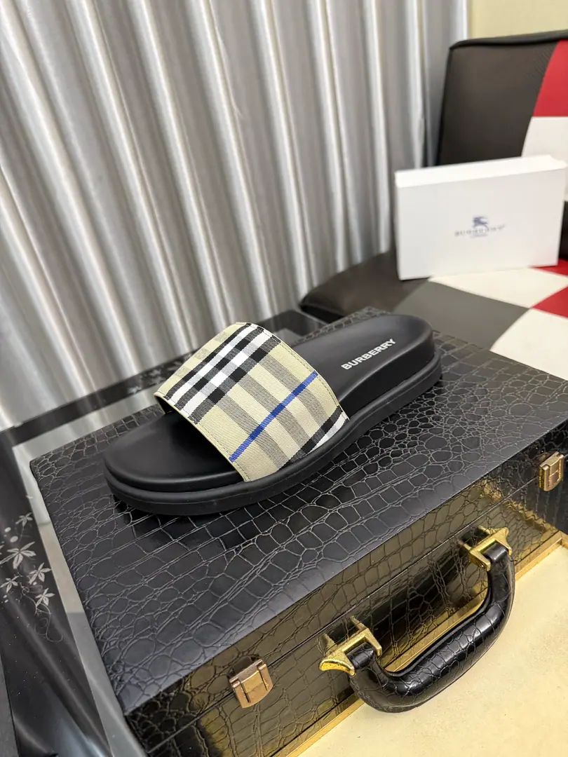 Get out of the factory.⌚⌚Burberry - Boboli slippers., Summer's new classic-cut slippers.Vintage The retro-gauge slippers. The twigs make comfort in wearing the experience. Shoe.: PVC %Heat-plastic polyurethane Shoes under the sole.: %Rubber Setup Design Sides are. Burberry Stereo-letter logo BurberryClassic-cut sandals. This classic pair of green sandals is from...Burberry (Bobley.). Design Details: Clipping, haymarketSquare Stripes, Show your toes., The side is marked with a pebbles brand., - Scalpel shoes. Size: 38-44（45Do it.）