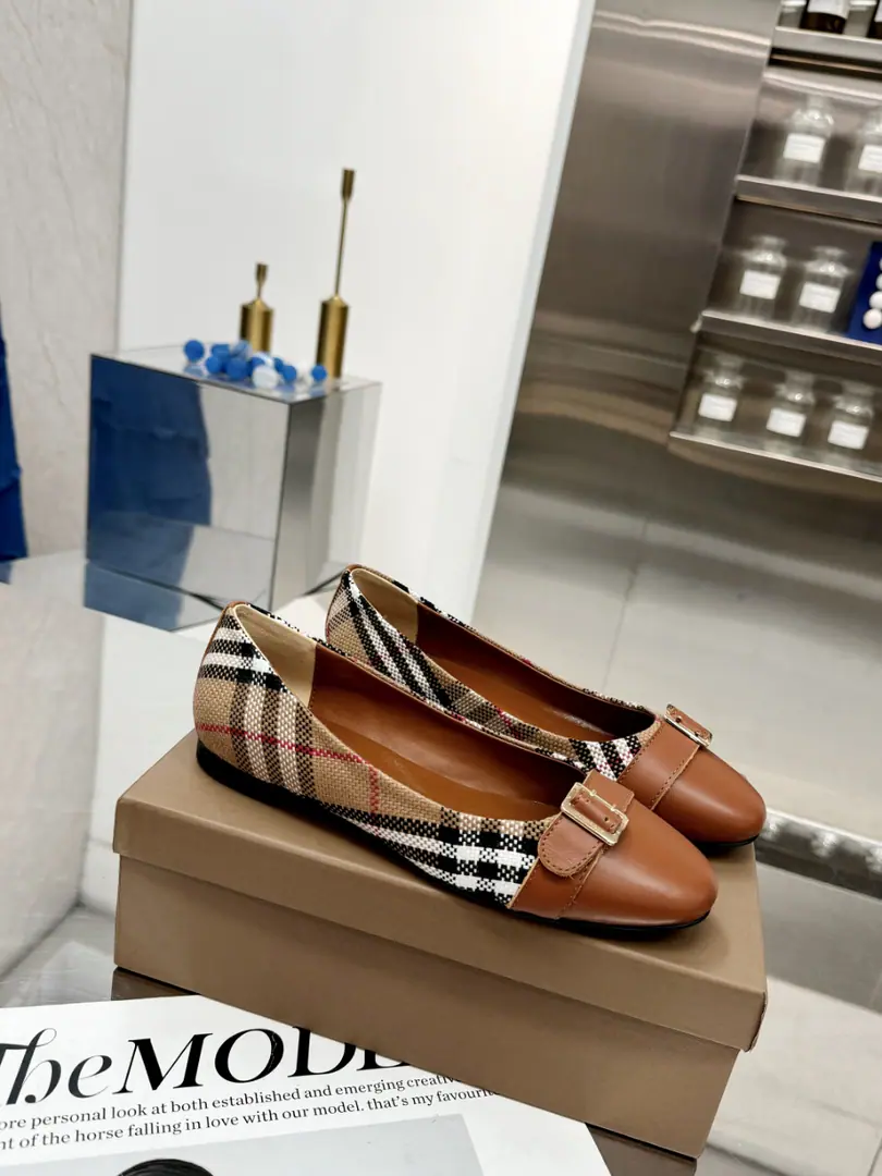 🌈🌈- Boboli.Burberry Classic square-lined shoes. The least chosen shoe of the oldest so far. It looks good on anyone.👏Don't underestimate the cost of the fabric. We use three layers of cloth on our shoes. Single-story cell stripes imported fibre cloths45One. 3The cost of the floors is... One yards to the left.💪It's just to make sure that the shoe line feels strong. Not mutant, The real one is a hardware button. The inside sheep's skin is stomping. 🇮🇹Simulate the skin. Standard Code🌈35-43(35.40.41.42.43No re-election.)