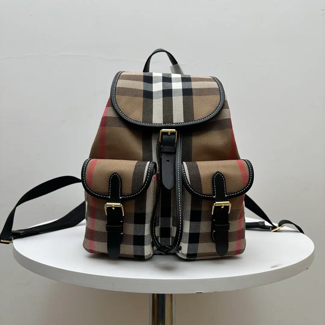 BA double shoulder bag., Pure originals are made of texture cotton flour., It's a smooth-skinned skin., 100% of Italian imports are accompanied by calf skin.! Pumped, gold-plated hardware., Back-to-back body science is built on back air., The bag is a little light and a little practical., General!Dimensions: 26x32x14