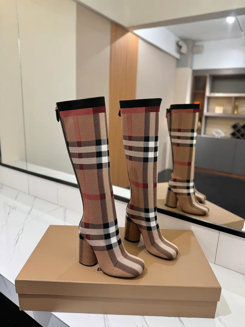 Plant price: 𝘽𝙪𝙧𝙗𝙚𝙧𝙧𝙮𝙮 The exclusive launch of the round-head logo and the stun boots.👢 🎉BURBERRYBobley England.🇬🇧Luxury brands, Original1:1Copy, Close-armed boots., Design round boots with a thick heel., Decoration branding pattern. 🆕🆕🆕 ⚠Boots.: 92%Polyester fibres, 8%Flexible fibres, ♪ In the inside, you'll have to put your feet on the skin ♪, Italy🇮🇹That's a big one.👍👍👍 ✅Fabulous.: Import Italian ballistics ✅Otsumi!: The original is really a big one. ✅He's tall.: 𝟏𝟎.𝟓𝙘𝙢 ✅- A bag.: The ancient classics of the leather bag and... ✅Codes: 𝟑𝟒-𝟒𝟏（𝟑𝟒.𝟒𝟎.𝟒𝟏Do it.） ✅Humming: 𝟒𝟎𝙘𝙢 ✅Boots.: 𝟐𝟗𝙘𝙢