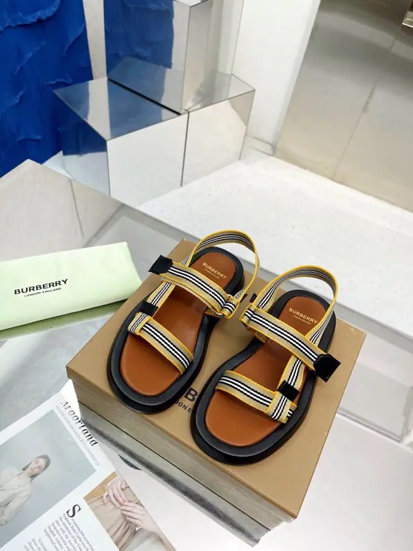 Men's clothing(39-44.No re-election.44.45)New stuff on the shelf.☘️☘️Burberry Bobley's slippers.🌺🌺🌺Channel cargo A sulfide foot, a Barboli canvas.🌈🌈The original factory manifest., It has to be the same.！🌺🌺The shoe face is a swipe of cattle with a Bolly Classic Gravity., In the skin and feet., The super soft leather material is perfect for the double-foot curve.. ❤️❤️Barboli's all vulcanized., The new smoothing and grinding of the bottom line is a natural display., It's not the original technology., 🍎🍎Process super-hard code number:35~42(40.41.42No re-election.)