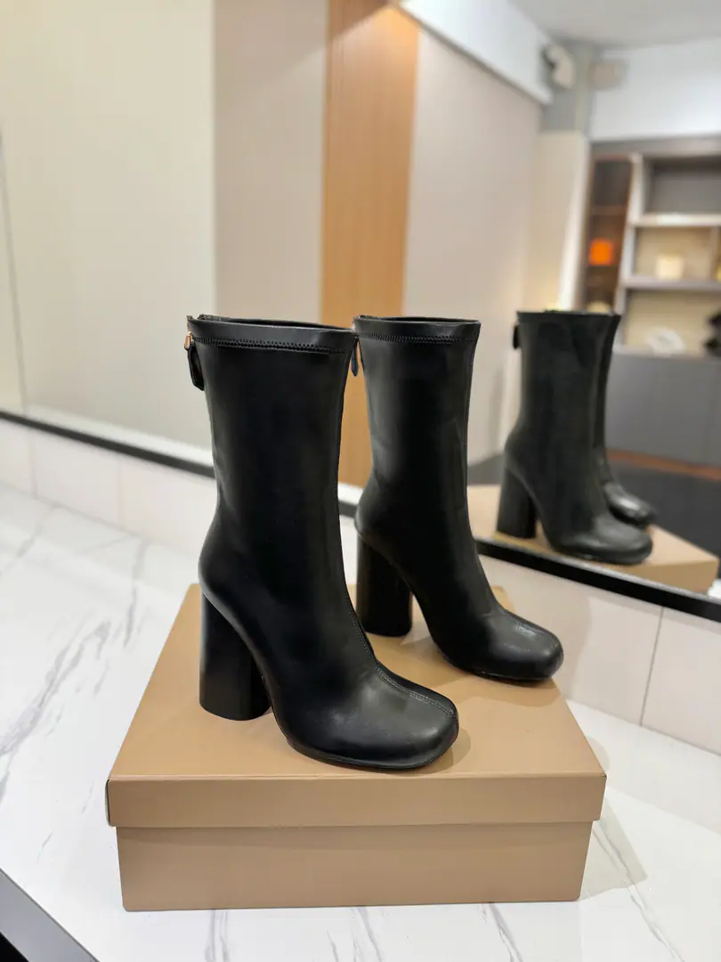 Get out of the factory. 𝘽𝙪𝙧𝙗𝙚𝙧𝙧𝙮𝙮 Bobley.2023The new exclusive is launching a round-headed and stunned boots.👢 BURBERRYBobley England.🇬🇧Luxury brands, Original1:1Copy, Close-armed boots., Design round boots with a thick heel., Decoration branding pattern. 🆕🆕🆕 ⚠Boots.: Italy🇮🇹Erasing, ♪ In the inside, you'll have to put your feet on the skin ♪, Italy🇮🇹That's a big one.💞！！！ ✅Fabulous.: Import Italian ballistics ✅Otsumi!: The original is really a big one. ✅He's tall.: 𝟏𝟎.𝟓𝙘𝙢 ✅- A bag.: The ancient classics of the leather bag and... ✅Codes: 𝟑𝟒-𝟒𝟏（𝟑𝟒.𝟒𝟎.𝟒𝟏Do it.） ✅Humming: 𝟐𝟎𝙘𝙢 ✅Boots.: 𝟐𝟑𝙘𝙢
