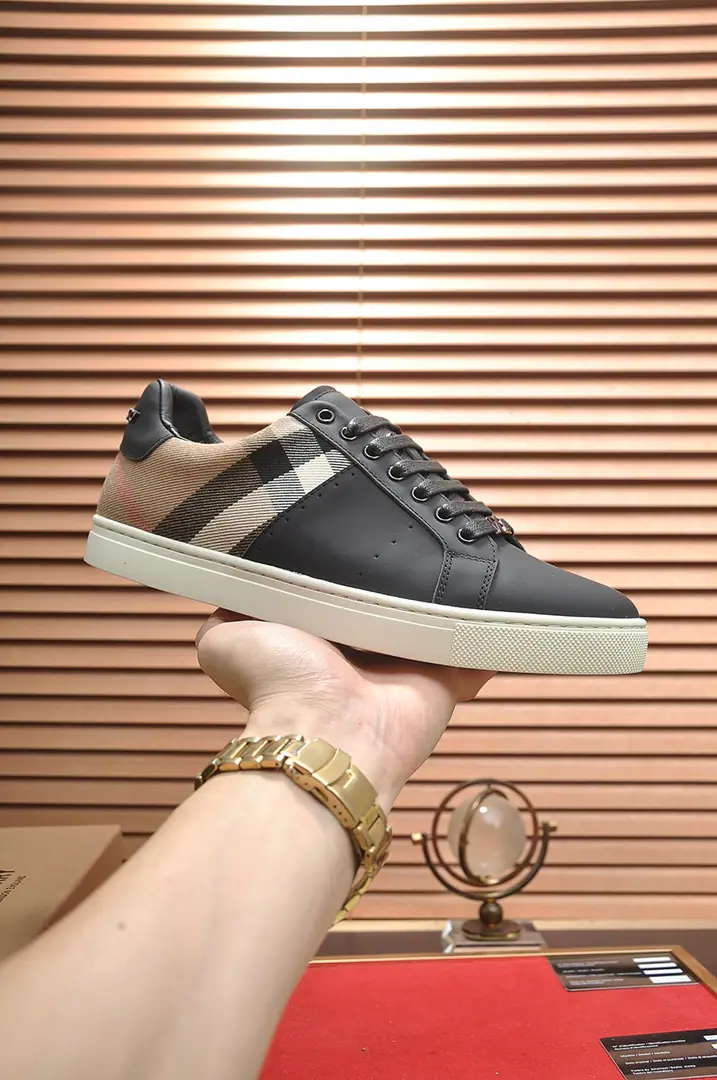 Get out of the factory. 【burberry- Boboli.】（In the cow's skin.）Classic low-band sneakers.｜Imported cattle skin with classic glycerine.｜In the cow's skin.｜Original Base｜The finest things to wear are comforts. Size: 38-44（45Do it.）