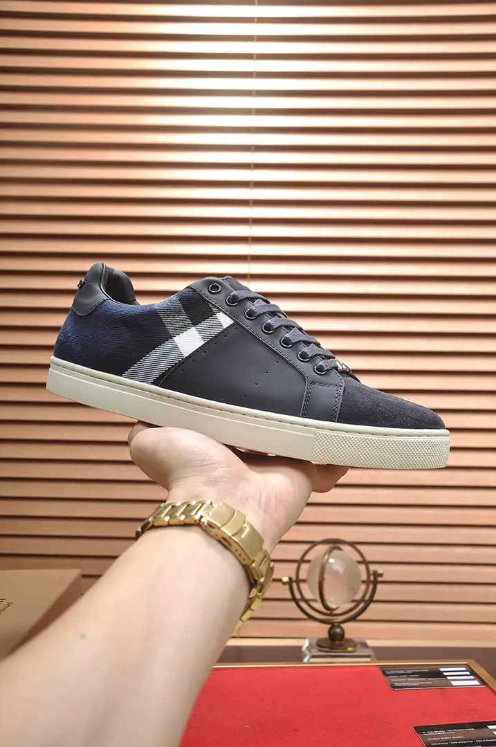 Get out of the factory. 【burberry- Boboli.】（In the cow's skin.）Classic low-band sneakers.｜Imported cattle skin with classic glycerine.｜In the cow's skin.｜Original Base｜The finest things to wear are comforts. Size: 38-44（45Do it.）