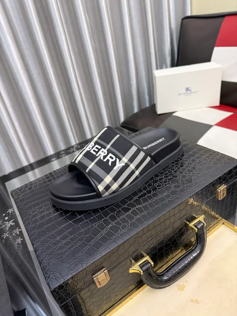 Get out of the factory.⌚⌚Burberry - Boboli slippers., Summer's new classic-cut slippers.Vintage The retro-gauge slippers. The twigs make comfort in wearing the experience. Shoe.: PVC %Heat-plastic polyurethane Shoes under the sole.: %Rubber Setup Design Sides are. Burberry Stereo-letter logo BurberryClassic-cut sandals. This classic pair of green sandals is from...Burberry (Bobley.). Design Details: Clipping, haymarketSquare Stripes, Show your toes., The side is marked with a pebbles brand., - Scalpel shoes. Size: 38-46（45, 46Do it.）
