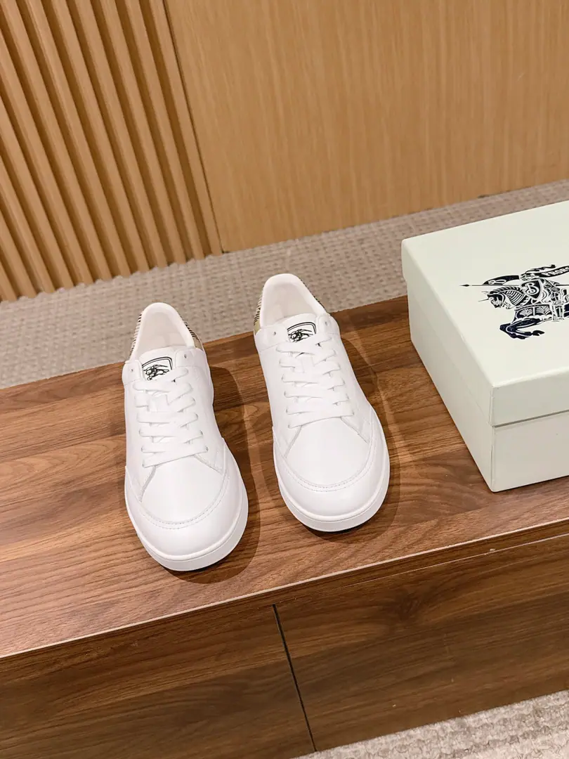 【Holly!】BURBERRYThe new Barboli..Marker Set Men's sneakers. Present in a simple style, Accomplishing the luxury of everyday style. Low-ass shoes., It's made of smooth leather., Made in the heart of the Italian factory.. Shoes are sprouted in the mouth. Burberry Gravity, In a symbolic sammy.. Shoe tongues with a black-feather badge., Smart. Knight of the Horse.（EKD）And brand logo design.. Bandage Design The soles are marked with the Knight of Horses.（EKD） Attach dustproof bags Shoe.:Customize soft cow skin+Classic Gravity. Uchi.:Customize sheep skins Shoe pads.:Lamb skin. Otsumi!:TPUShoes under the sole. Size: 39/40/41/42/43/44（38 45No re-election.）