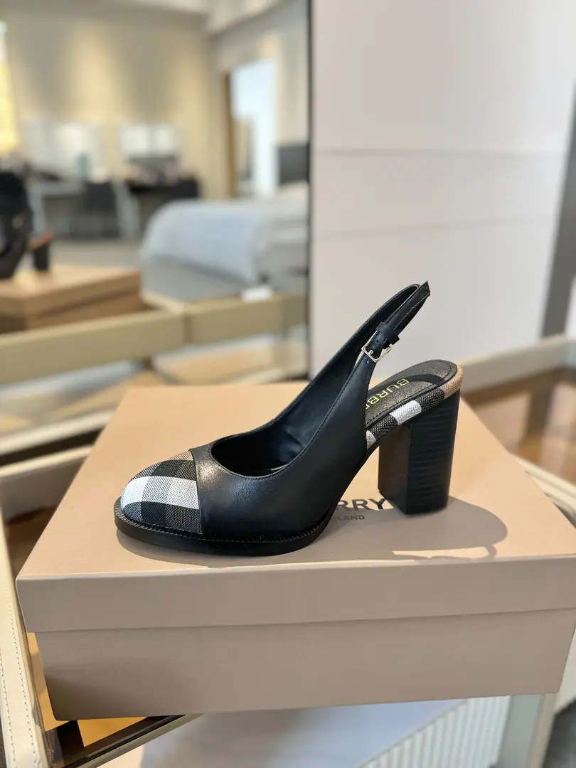 Burberryy 𝑩𝒖𝒓𝒃𝒆𝒓𝒓𝒚𝒚 💝 👠 𝘽𝙪𝙧𝙗𝙚𝙧𝙧𝙮𝙮 Bobley.2025The new exclusive has been launched. It's a classy, intelligent style. 💋High heels. 🎉BURBERRYBobley England.🇬🇧Luxury brands, Original1:1Copy, Synchronize new cabinets A high heels with grace., Decoration branding pattern. 🆕🆕🆕 ✅Fabulous.: Original Gear ✅Otsumi!: The original is really a big one. ✅He's tall.: 9.5𝙘𝙢 ✅Codes: 𝟑𝟒-𝟒𝟏（𝟑𝟒.𝟒𝟎.𝟒𝟏Do it.）