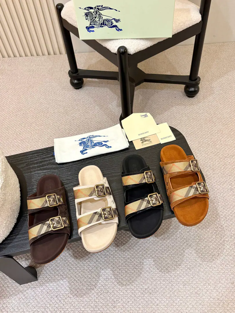 Couple money.！ Burberry2025The stump slipper is out of the oven., It's made of soft anti-featur., It's a work of art in Italy.. I'm putting a lot of pressure on the grid., The soles of the pressurized shoes., It's a top-end logo.. & Make modifiable B Font-button Ring, A symbolic sand with decorated flowers. Burberry Gravity. ✅Fabulous.: ♪ The silk reel ♪ ✅Reeb.: In silk cow. ✅Otsumi!: TPU ✅Colours: Black, Brown., Almond., Coffee.4Colour Optional ✅Codes: Men and women35-45（35,45Custom）