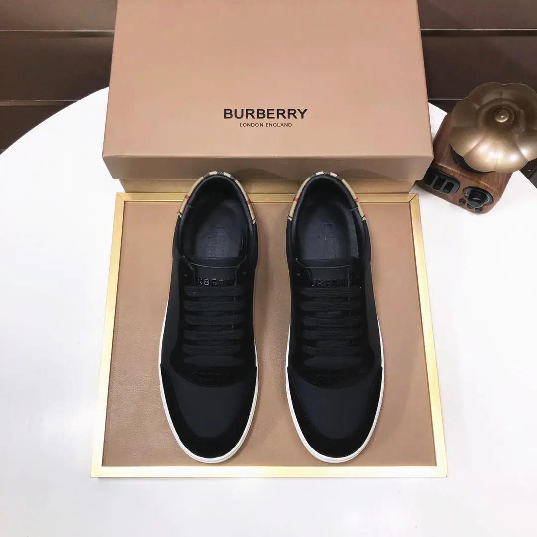 Plant 【burberry- Boboli.】Classic low-band sneakers.｜Imported cattle skin with classic glycerine.｜In the sheep's skin.｜Original Base｜The finest things to wear are comforts. Size: 38-44（45Do it.）