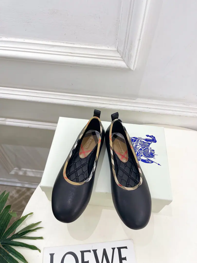 Burberry- Boboli. 2026New The ancient classics of the blue-cut ballet shoes. As the most popular designer in these two years,, Simple design, The details are so clever., It's clean and unpopular.！ You don't want to see the brand., It's a little small but it's a good match., ins, Little Red Books are everywhere. ！BSOriginal 1-to-one.！ ◾️Shoe.: Original-Skin-Specific Cow-Skin ◾️Uchi.: Import mixed sheep skin ◾️Otsumi!: The original import is really big. ◾️He's tall.: Floor ◾️Codes: 35~39(40.41Make a no-refund order.） ◾️Plant price ◾️Numbering: 2608045