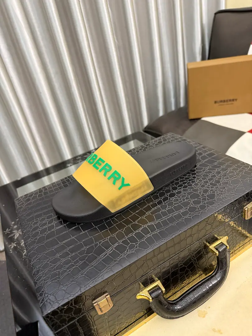 Get out of the factory.⌚⌚Burberry - Boboli slippers., Summer's new classic-cut slippers.Vintage The retro-gauge slippers. The twigs make comfort in wearing the experience. Shoe.: PVC %Heat-plastic polyurethane Shoes under the sole.: %Rubber Setup Design Sides are. Burberry Stereo-letter logo BurberryClassic-cut sandals. This classic pair of green sandals is from...Burberry (Bobley.). Design Details: Clipping, haymarketSquare Stripes, Show your toes., The side is marked with a pebbles brand., - Scalpel shoes. Size: 35-46（45, 46Do it.）