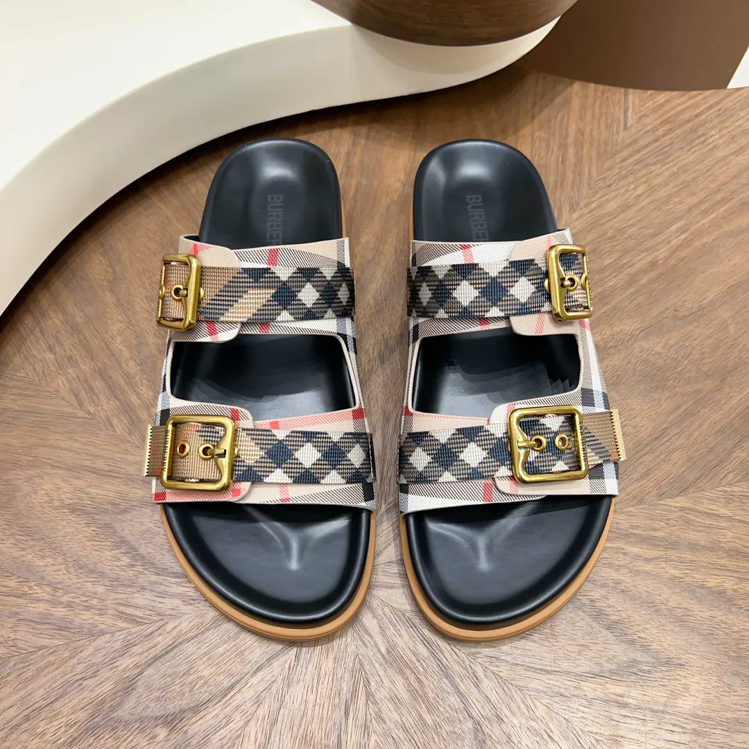 BurberryThe wind crosses with the sand. Dollar Head-decked cow skin.+MetalTBTitle, I'm so full of texture.✨ 39-44Handouts, 38/45/46Customable Multi-Current Optional, Summer shorts./Nice jeans. Comfortable, unspareable., I can wear it on a commute.