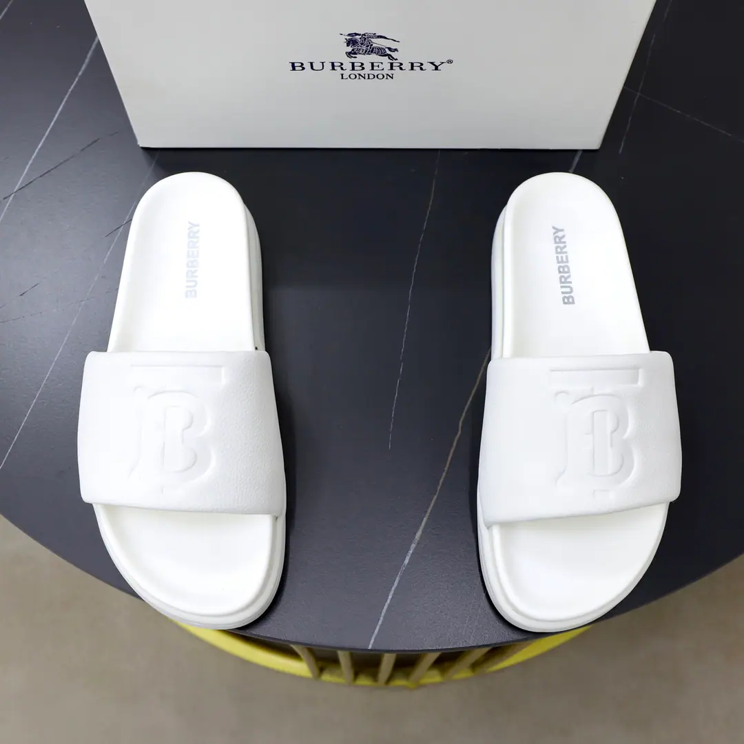 Get out of the factory. Burberry - Boboli slippers., Summer's new classic-cut slippers.Vintage The retro-gauge slippers. The twigs make comfort in wearing the experience. Shoe.: PVC %Heat-plastic polyurethane Shoes under the sole.: %Rubber Setup Design Sides are. Burberry Stereo-letter logo BurberryClassic-cut sandals. This classic pair of green sandals is from...Burberry (Bobley.). Design Details: Clipping, haymarketSquare Stripes, Show your toes., The side is marked with a pebbles brand., - Scalpel shoes. Size: 38-44（45Do it.）