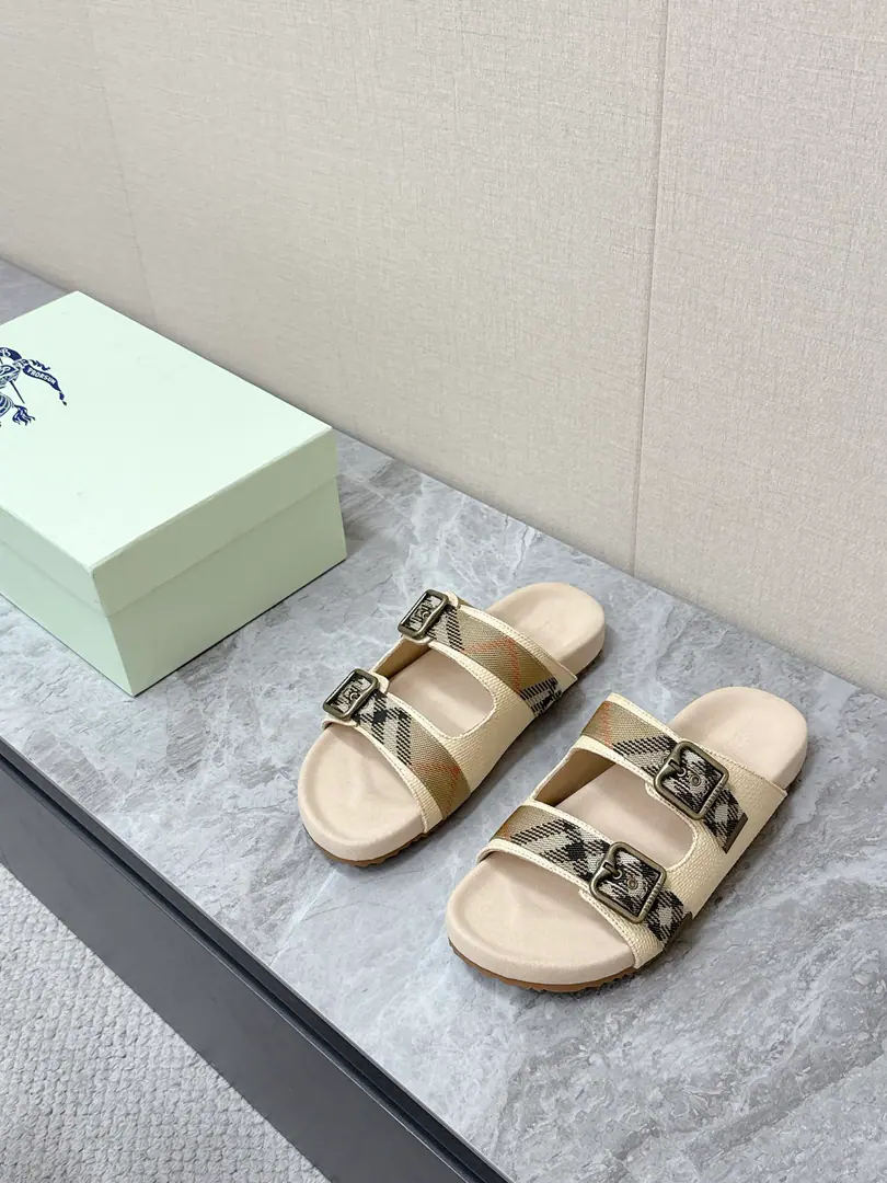 - Boboli.BurberryThe latest couple's double-buttoned with sandals. A superstar, red grass. Classic design The details are full of brand elements. Brand value. It's not like you can run into a shirt. It's easy to not have too much decoration. Always Very Simple ♪ Take a breath and relax ♪ The humanities score is for footwalk pressure. The suspense is saturated. He's been running all day without pressure. A lazy, lazy set-up style. It's easy to ride in the morning, eight shifts or the sun. Shoe-faced cow revel Original modeling slides over base Size: Women35-40Men39-45