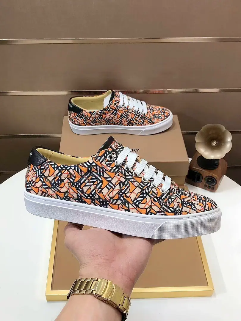 Plant 【burberry- Boboli.】Classic low-band sneakers.｜Imported cattle skin with classic glycerine.｜In the sheep's skin.｜Original Base｜The finest things to wear are comforts. Size: 38-44（45Do it.）