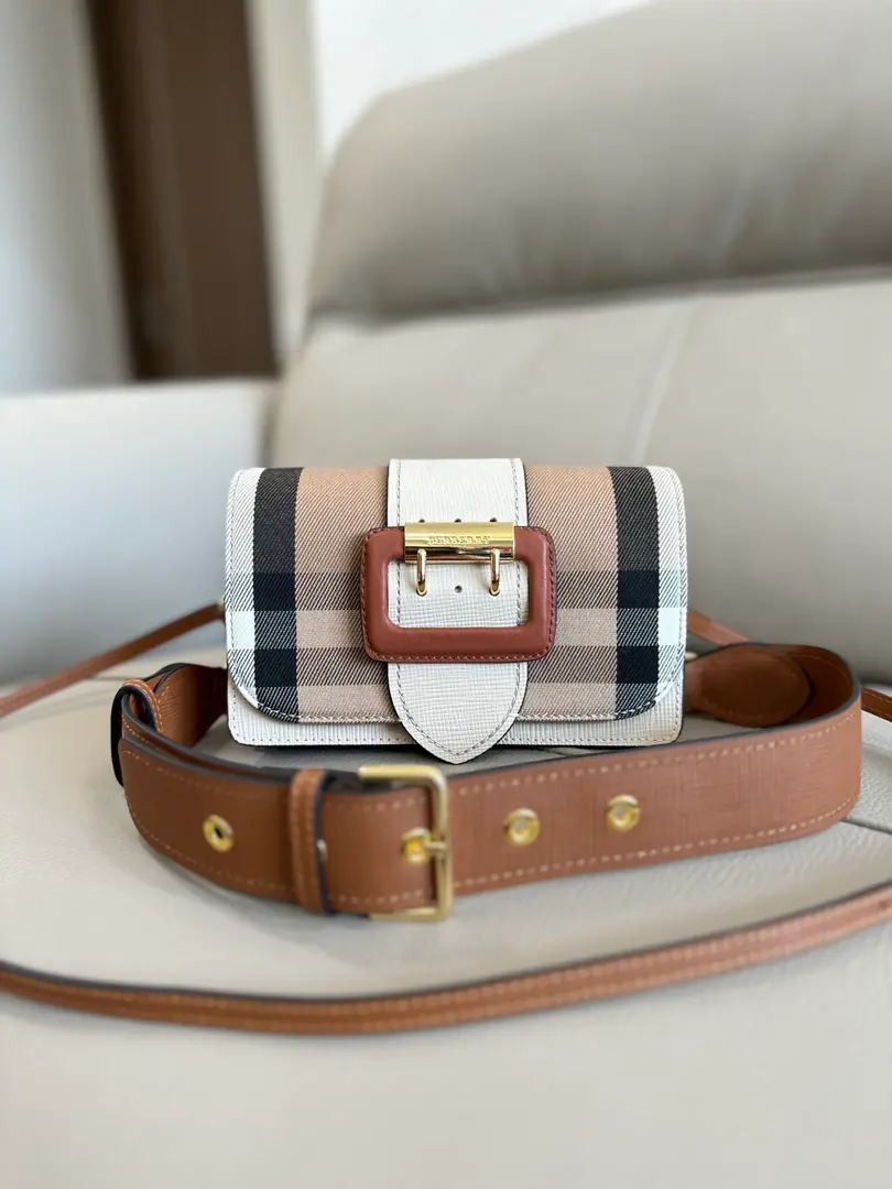 Special level 🎁BHome.The Buckle Bucket. The stamina of the skin and England.HouseGravity Cutting A combination of a fine manual precision line design. Made from Italian senior factory craftsmen. The radiant metal patches of military style are traditional.TrenchFashion. And the buttons are famous for that. This paragraph is single-size. Fit for daily use Attach two shoulder belts. Can be used as slant backpack Shoulder backpack or handbag 19.5*5*12cm🌟Model460163