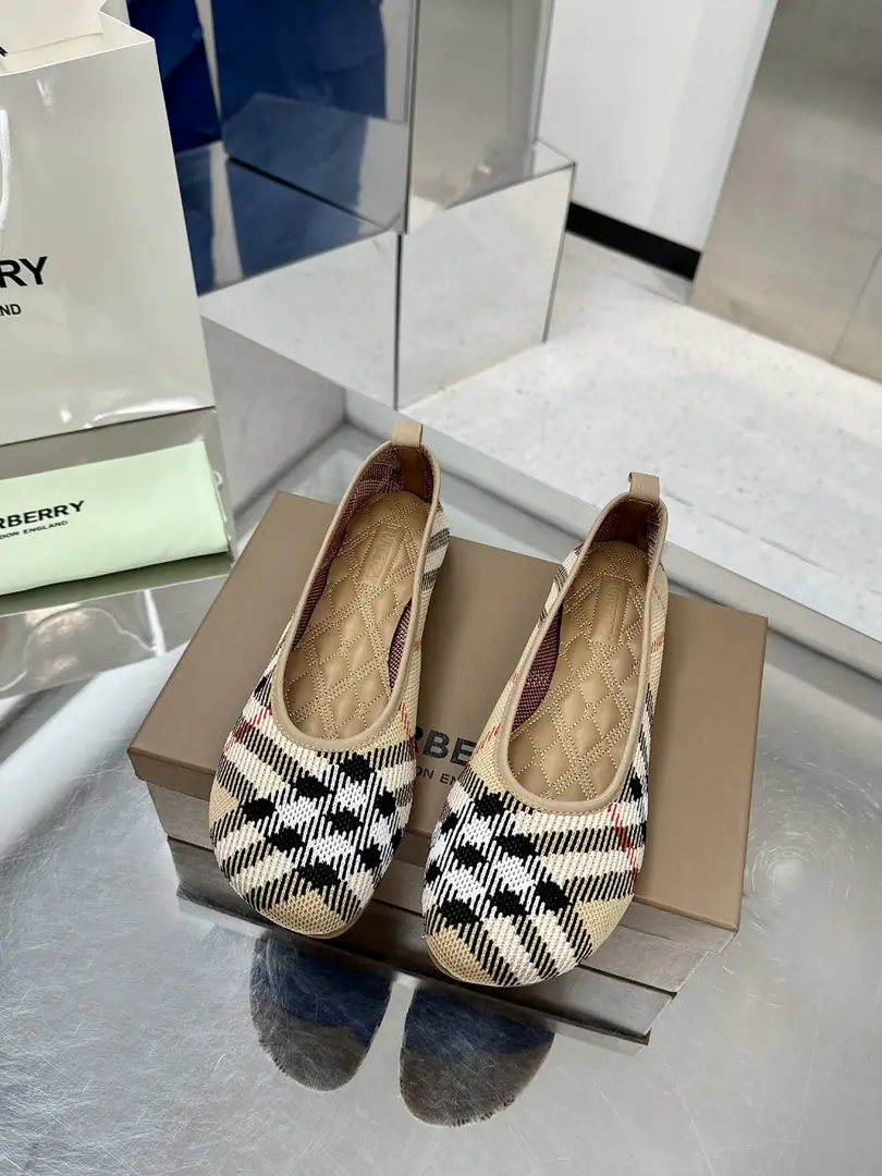 New🌈🌈- Boboli.Burberry Classic square-lined shoes. The least chosen shoe of the oldest so far. It looks good on anyone., The shoe-faced shawl and the embroidery.👏Don't underestimate the cost of the fabric. We use three layers of cloth on our shoes. Single-story cell stripes imported fibre cloths45One. 3The cost of the floors is... One yards to the left.💪It's just to make sure that the shoe line feels strong. Not mutant, Positive The inside sheep's skin is stomping. 🇮🇹 Standard Code🌈35-43(35.40.41.42.No re-election.)