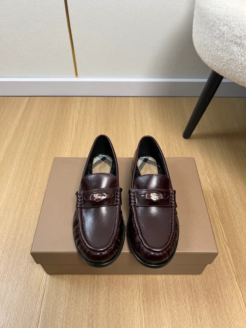 🍸Burberry - Boboli. | 2026ˢˢ 2026Spring and summer brand new. The new cabinet is the latest classic little leather shoes and leisure shoes series.〰 The details are full of leisure fashion. BBRClassic series, SelectVintageThe fabric of the tampon and the Italian leather., Very rare ingredients., Decoration brand logos press flowers, It's a very symbolic thing.！ Shoe-face custom-made ribbles, A fine piece of material., It's a nice color., The quality of the product is not strong., - It's a little bit of a work-out., by the type of soul, Sensitivity, Quality, It's all about the quality of the high quality.！ ♺Shoe.: Original import of cattle skin ♺Uchi.: Lamb skin. ♺Otsumi!: The original model of the rubber floor. ♺He's tall.: 2cm ♺Codes: 35-41 （40.41Custom） ♺Plant price