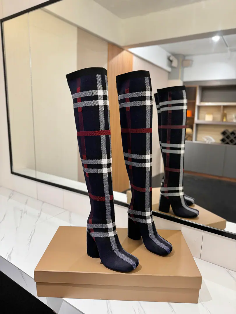 Plant price: 𝘽𝙪𝙧𝙗𝙚𝙧𝙧𝙮𝙮 The exclusive launch of the round-head logo and the stun boots.👢 🎉BURBERRYBobley England.🇬🇧Luxury brands, Original1:1Copy, Close-armed boots., Design round boots with a thick heel., Decoration branding pattern. 🆕🆕🆕 ⚠Boots.: 92%Polyester fibres, 8%Flexible fibres, ♪ In the inside, you'll have to put your feet on the skin ♪, Italy🇮🇹That's a big one.👍👍👍 ✅Fabulous.: Import Italian ballistics ✅Otsumi!: The original is really a big one. ✅He's tall.: 𝟏𝟎.𝟓𝙘𝙢 ✅- A bag.: The ancient classics of the leather bag and... ✅Codes: 𝟑𝟒-𝟒𝟏（𝟑𝟒.𝟒𝟎.𝟒𝟏Do it.） ✅Humming: 𝟓𝟖𝙘𝙢 ✅Boots.: 𝟑𝟕𝙘𝙢