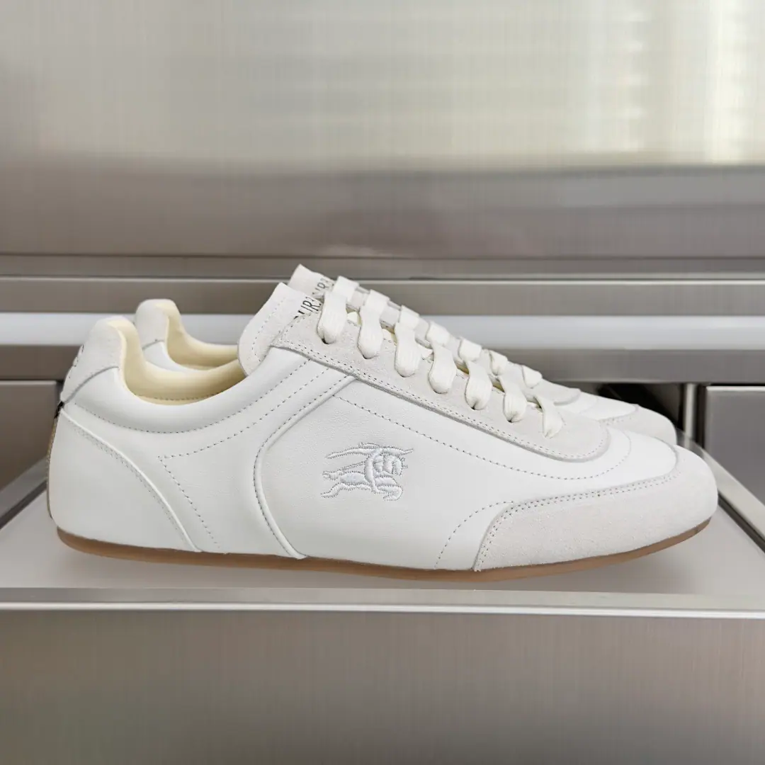 Top Version: Female/Men Burberry- Boboli.Knight Runner Series Couple money. Leisure Sports shoes - Tetsu. Knight Runner Sports shoes, A brand-marked new thing., Show currentline-like contour and simple appearance. It's made of the anti-feather leather., It's a work of art in Italy.. Low-pitched, A low profile, a symbol of the Knight of Horses.（EKD）Embroidery, Heel decoration. Burberry Gear Ripple Details. Light rubber soles are integrated into the grid stripes., I'm gonna get my bottom grip. Send a cabinet for fine packaging🛍📦 ▪️Fabulous.: Original customized head-level cattle skin ▪️Uchi.: Imports of soft sheep skins ▪️Shoes under the sole.: Original modeling of slide-resistant rubber material ▪️Bottom: 2CM ▪️Size: Female35-40 / Men39-45（Custom45
