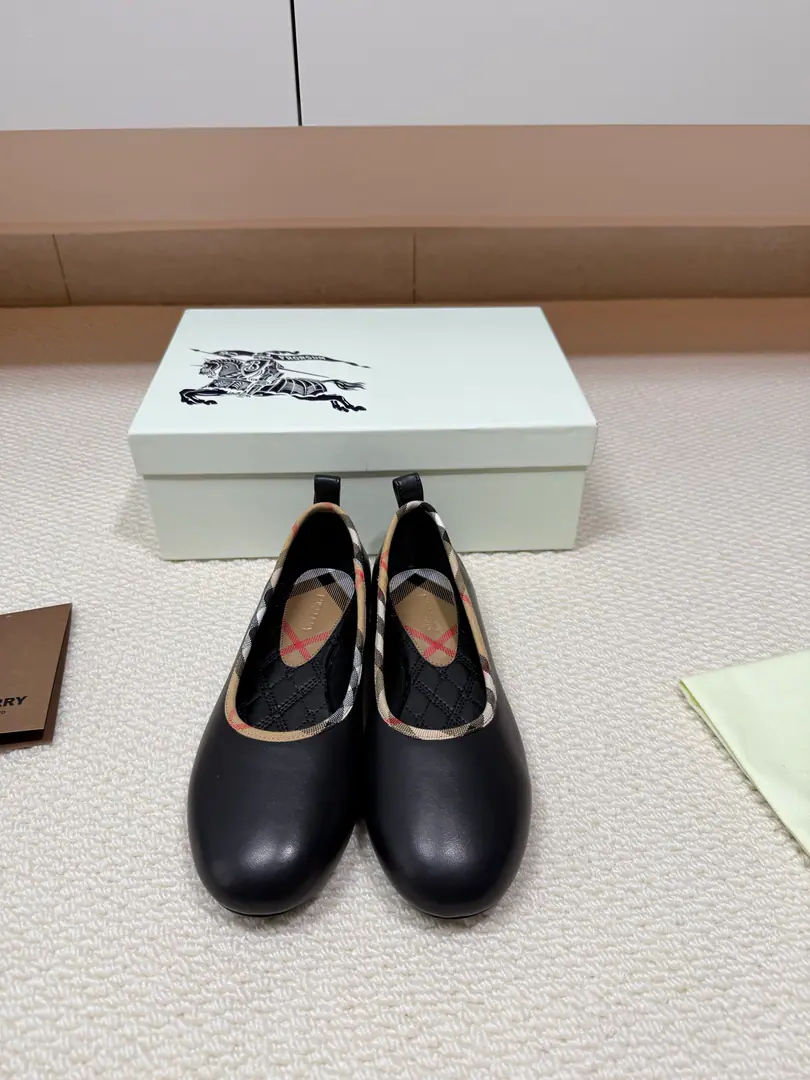 BURBERRYBarbolig's shallow-tailed ballet shoes. That's a big one. Black Colour Floor Brief Advanced Ballet shoes.🩰 The classic stripe is old and old. Ballet shoes soft and scalding. Mary Jane is a very good man. Burberry / - Boboli.26New Shoes under the sole. The Knight of Horses is a symbol of the flower. Shoe. Lamb skin. Italy is a big-ass country. It's branded.logo, The decorations are a little bit of an hour's work.🌈. In the pipskin. 💯 Italy🇮🇹That's a big one. Brand.logo ⭐️ Codes Female 35 36 37 38 39 40 41 （40 41 Set code number） Prefixed packaging