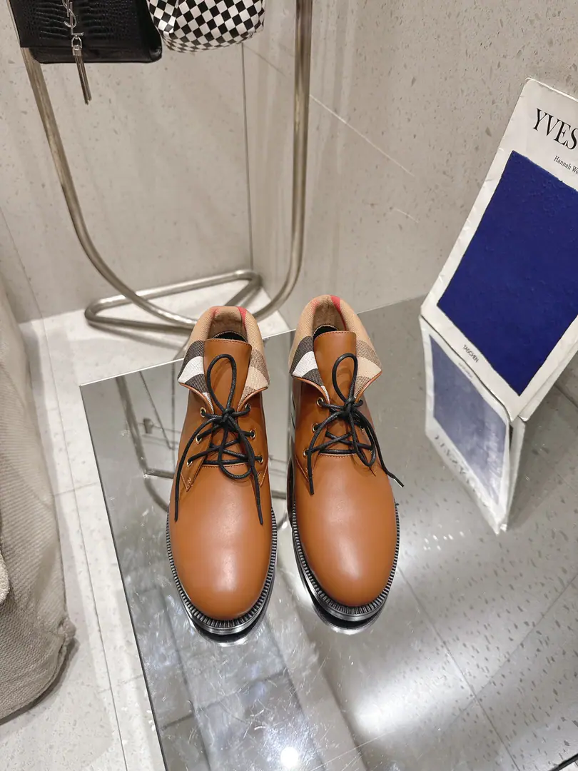 BURBERRYCow-skin boots. And ankle boots., It's made of smooth leather.. It's a work of art in Italy., It's a match. Burberry Glyph cotton slants. Use a real leather and design., I'm in the horse's ingenious ring belt.. Almond-shaped shoes. Rough design. Ringed ankle band. 🎈A brand that's not so expensive. Super fashion. ✔︎Import Italian calf skin ✔︎The insides are dyed. ✔︎That's a big one. ✔︎size ｜35-42 (35.40.41.42Do it.)