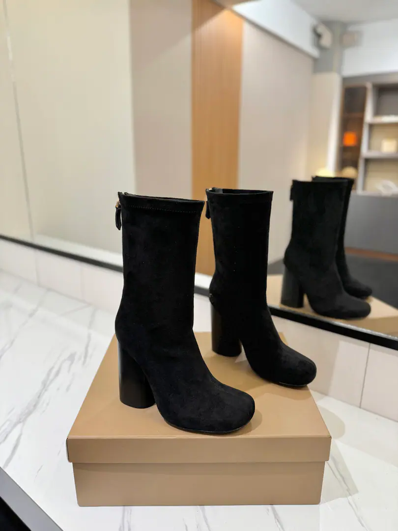 Get out of the factory. 𝘽𝙪𝙧𝙗𝙚𝙧𝙧𝙮𝙮 Bobley.2023The new exclusive is launching a round-headed and stunned boots.👢 BURBERRYBobley England.🇬🇧Luxury brands, Original1:1Copy, Close-armed boots., Design round boots with a thick heel., Decoration branding pattern. 🆕🆕🆕 ⚠Boots.: Italy🇮🇹Erasing, ♪ In the inside, you'll have to put your feet on the skin ♪, Italy🇮🇹That's a big one.💞！！！ ✅Fabulous.: Import Italian ballistics ✅Otsumi!: The original is really a big one. ✅He's tall.: 𝟏𝟎.𝟓𝙘𝙢 ✅- A bag.: The ancient classics of the leather bag and... ✅Codes: 𝟑𝟒-𝟒𝟏（𝟑𝟒.𝟒𝟎.𝟒𝟏Do it.） ✅Humming: 𝟐𝟎𝙘𝙢 ✅Boots.: 𝟐𝟑𝙘𝙢