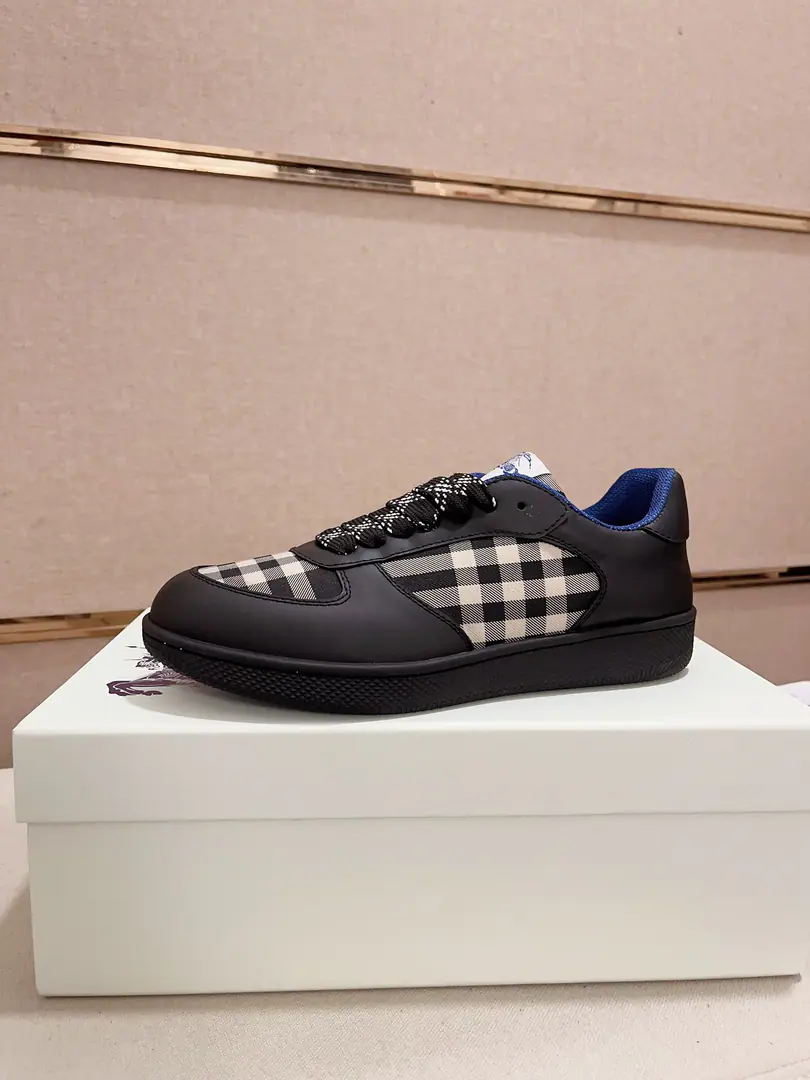 Plant prices: Top Version🥳◾️▫️The new Barbolis' old-school low-ass sneakers., By Vintage The old-fashioned cotton-cuts are coupled with a new twig., Decorating new brand logo. In the top of the cow's skin., Heel. Burberry Letters of the Facing logo, TPUOriginal Base！Codes:38-45. I'll be a girl and a girl.46.