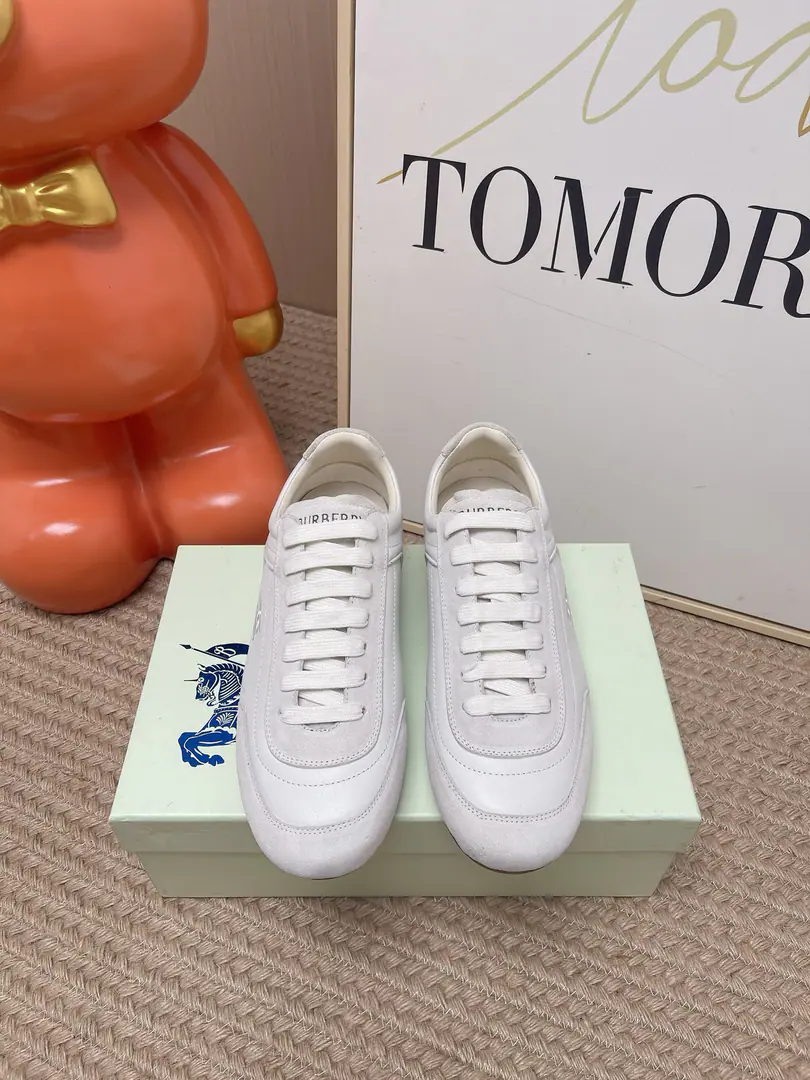 Top Version: Men➕10 𝐁𝐔𝐑𝐁𝐄𝐑𝐑𝐘# Bobley's new Margo-Little and all the new balconies.·- Boboli.（Burberry）Classic Prototypes It's a really nice shoe.··Knight's blue skates. Finally, I see the latest slanting sneakers really look good., I can do whatever I want. Sports shoes, It's made of cotton-combined fabric.. Made in Italian craftsmen., Decorative Swirl Burberry Gear. With a lined and twig shoelace on the eye of the net., The rubber shoe bottom is a collection. Burberry Letter logo. From Burberry The classics., The necessary provision for the closet is interpreted in a branded style.. The knight's logo is on the side of round-shoes and tongue.（EKD）Label leather shoes mats, Shoes bottom strap. Burberry Letter logo size: 35-44