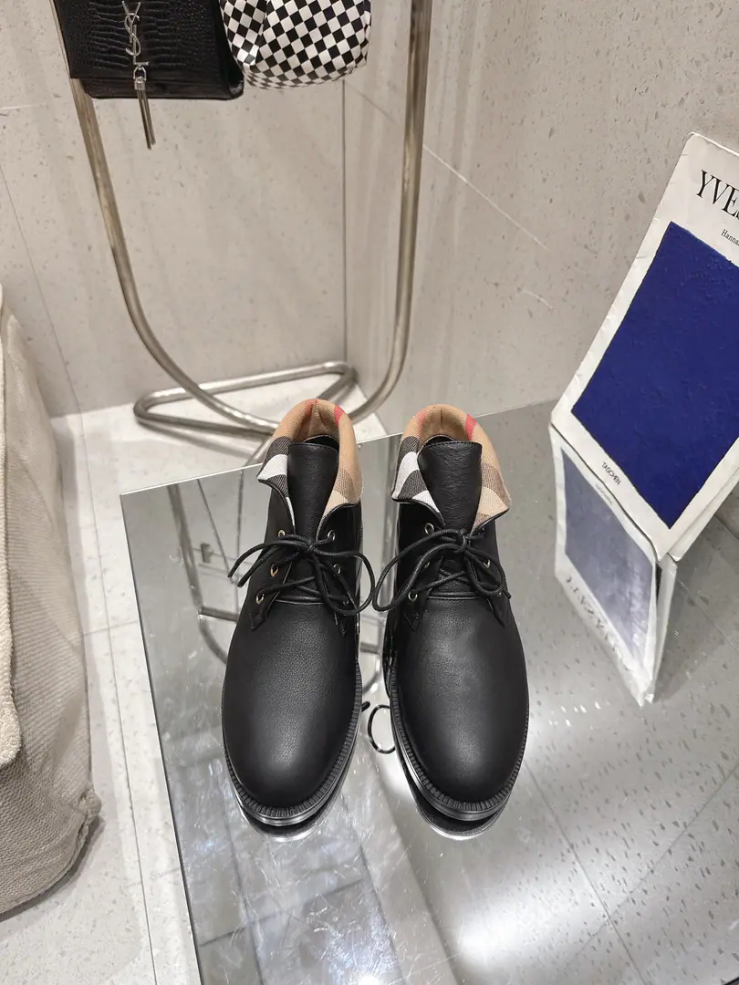 BURBERRYCow-skin boots. And ankle boots., It's made of smooth leather.. It's a work of art in Italy., It's a match. Burberry Glyph cotton slants. Use a real leather and design., I'm in the horse's ingenious ring belt.. Almond-shaped shoes. Rough design. Ringed ankle band. 🎈A brand that's not so expensive. Super fashion. ✔︎Import Italian calf skin ✔︎The insides are dyed. ✔︎That's a big one. ✔︎size ｜35-42 (35.40.41.42Do it.)