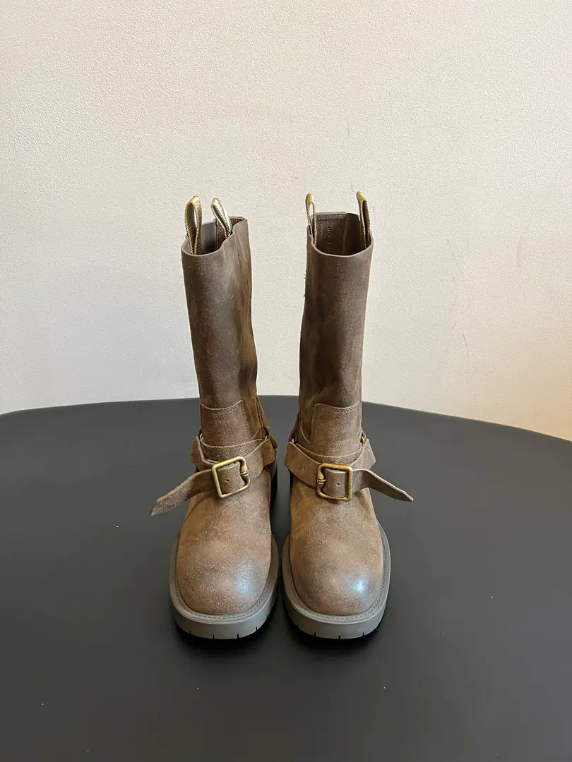 Burberr*25ssThe old-fashioned Chevalier's boots are medium-tempered. Use calf skin./Two ingredients, sandy., Italian workshop production, The skin is delicate and sophisticated.. Boots' mouths are inside.BURBERRYClassic glyph shoes,, It's a highly recognizable element. Sew wire decorated on the side of the shoe, Metal-buttoned beams., The buttons are marked with brand names., The rashing.. Medium boots.+A slightly wide boot-side design., It fits different legs.. The soles are thick-floor rubber., I'm getting up and skating., And it's a combination of comfort and style.. Material: Bullskins. Uchi.: Bullskins. Otsumi!: Rubber Bottom Increase: 3.5cm size: 35-40Code（40Code custom is not to be changed）