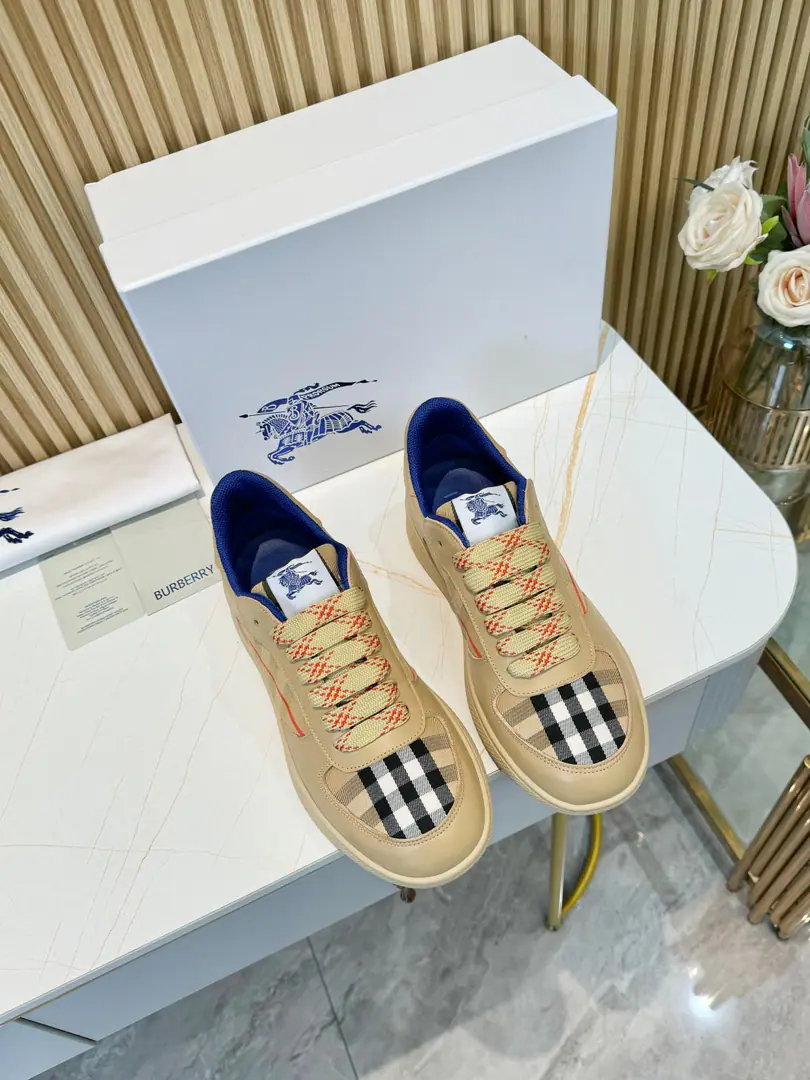 The price of the plant is men's.,Female Dollar！ Burberry2024The money's coming out., Three years of classic grids back., A hundred., Decorative Swirl Burberry Gear. With a lined and twig shoelace on the eye of the net., The rubber shoe bottom is a collection. Burberry Letter logo. From Burberry The classics., The necessary provision for the closet is interpreted in a branded style.. ✅Fabulous.: Classic cotton.+Silk cow skin. ✅Reeb.: Inside the original plate., The silk cow has feet. ✅Otsumi!: TPU ✅Colours: Almond. ✅Codes: Men and women35-45（35,45Custom）