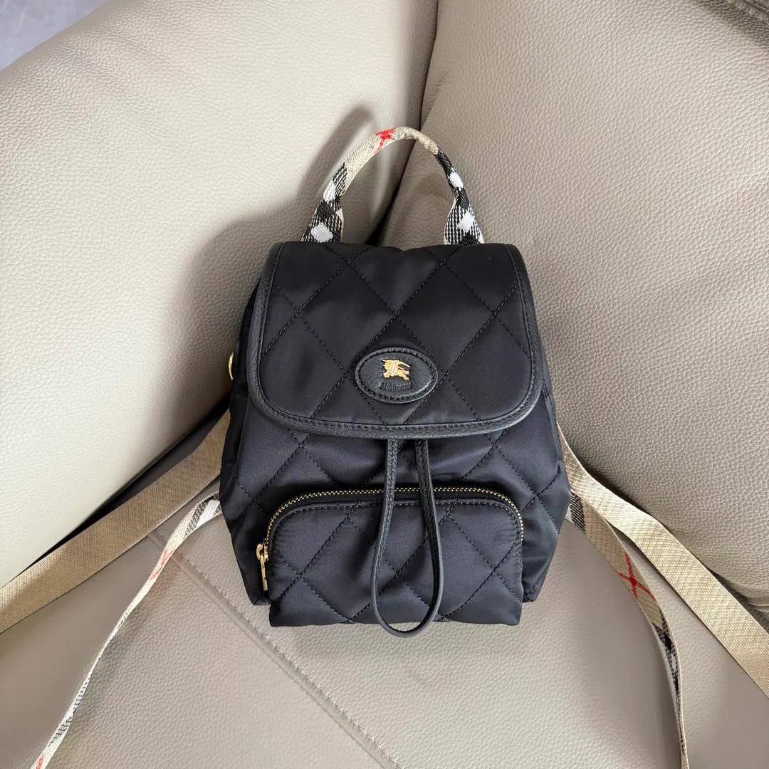 Special level BHome is new.Horseshoe Two-sleeved bag., I'm inspired by the English field.. It's a sewn-nepton., Combination with a swirling. BurberryGravity, Brand-marked sand.. A little leather decoration., I'm going to fit into the Knight's Seal., From1980 The collection of the old brand bags.. Sides are in.DType Ring, ♪ Can hang a hanger ♪, Make your own way.. The front is marked with the Knight of Horses.(EKD）The oxen. Size of the trumpet17.20.14.Box Model: 3941