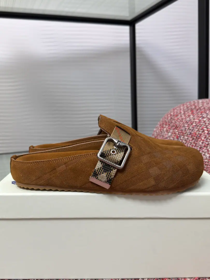 Top Version: Female/Men Burberry - Boboli. 2026 UrchinSeries Couple money. Gravity - Boughly Berken's shoes. Head wrap. - Slugs. Shoes. BurberryThis slipper is made of soft, counter-feather paste.. It's a work of art in Italy.. I'm putting a lot of pressure on the grid., A little bit of a collection of the bottom of the stylish shoes., No ModifiableBWoo-kyung Ring Belt, A decorated little plaque of symbolic sand.Buberry - The tattoo.. Fabulous.: Original customized head of cattle skin Uchi.: Imports of soft sheep skins Otsumi!: Original Nickel Double ColourTPUMaterial Size: Women:35-40（40I'll make sure I don't change it.） Men:39-45（45I'll make sure I don't change it.）