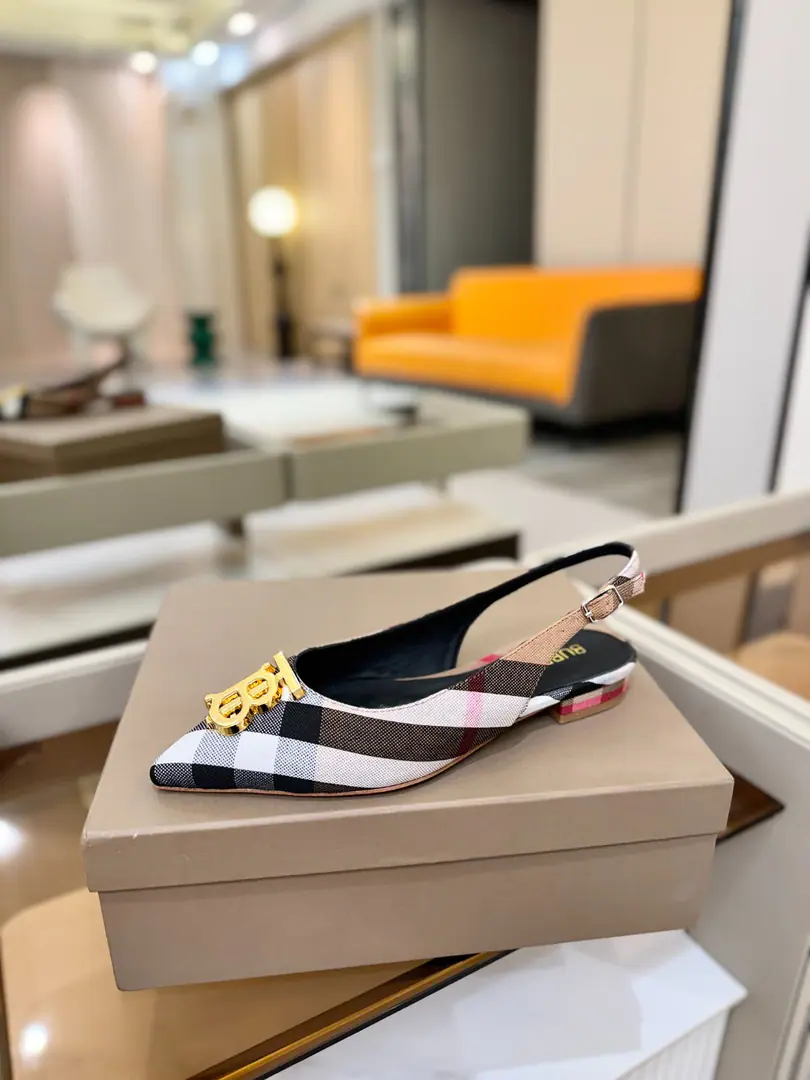 Burberryy Bobley. 𝑩𝒖𝒓𝒃𝒆𝒓𝒓𝒚𝒚 💝 👠 𝘽𝙪𝙧𝙗𝙚𝙧𝙧𝙮𝙮 Bobley. The exclusive is playing the flats. A lazy, elegant, understanding style. 💋Pointy sandals. 🎉BURBERRYBobley England.🇬🇧Luxury brands, Original1:1Copy, Synchronize new cabinets A smooth-ground sandal with grace., Decoration branding pattern. 🆕🆕🆕 ✅Fabulous.: Original Gear ✅Otsumi!: The original is really a big one. ✅He's tall.: 1𝙘𝙢 ✅Codes: 𝟑𝟒-𝟒𝟏（𝟑𝟒.𝟒𝟎.𝟒𝟏Do it.）