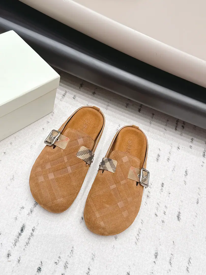 Get out of the factory.: Couples. 《Unique top version》 BURBERRY- Boboli.26vsThe couple Muller's half-trawn.…… 【A couple of moller's half-slippers.】 ♪ With a lot of red ♪, Japanese sub-purchase into original, This series will be available., I bought the whole series at a very high price., I'm just gonna get a plate.[Bomb] The soles are really big., Three real skins are made of the strips., The rubber base is really good on the market.Low, The high-end version recognizes my home.！It's been a long time., We're just getting out of here.！Just trying to be the best.🖖🏻. The original shoe box is not about atmosphere.. It's gonna be amazing.💁 ❶Fabulous.: Original custom, skin/Pumping process ❷Uchi.: Original customized sheep skin ❸Foot.: Original customized sheep skin ❹Shoes under the sole.: Original open-up double-colour background ❺Packaging: Original package ❻Codes: 36-44（Women35.41.Men39.45.Custom） ☀Colours:Synchronise update of the network