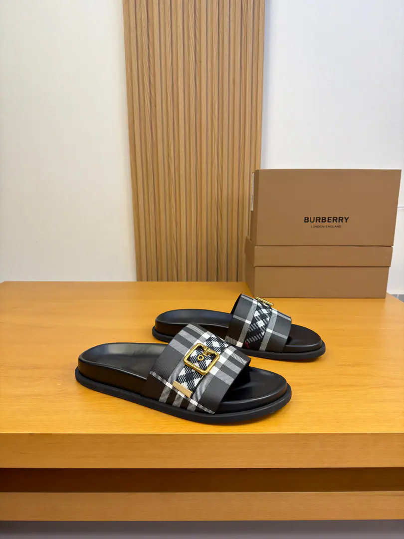 【 BURBERRY】- Boboli. High-end quality Original List·- Rhythm slippers. Shoe.: Imports🔝Brand totem.PVCSkin., Brandweaves, Brand metal buttons Otsumi!: It's so light.TPR·Rubber; Combination to the base Super-high-quality control.·- I'm doing a little work.: Highlight(High-end·- How expensive.·Slot) Size: 39-44（38, 45, 46, Make a reservation.)·BB0186