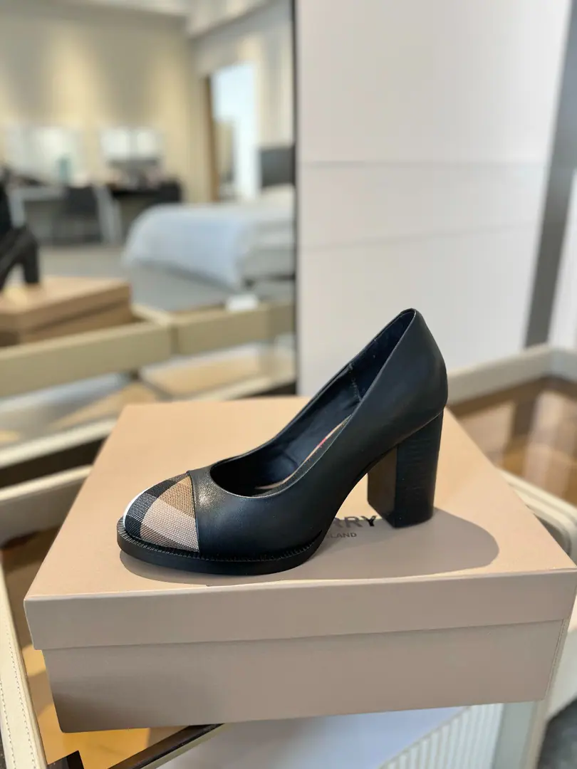 Burberryy Bobley. 𝑩𝒖𝒓𝒃𝒆𝒓𝒓𝒚𝒚 💝 👠 𝘽𝙪𝙧𝙗𝙚𝙧𝙧𝙮𝙮 Bobley.2024The new exclusive has been launched. A lazy, elegant, understanding style. 💋High heels. 🎉BURBERRYBobley England.🇬🇧Luxury brands, Original1:1Copy, Synchronize new cabinets A high heels with grace., Decoration branding pattern. 🆕🆕🆕 ✅Fabulous.: Original Gear ✅Otsumi!: The original is really a big one. ✅He's tall.: 9.5𝙘𝙢 ✅Codes: 𝟑𝟒-𝟒𝟏（𝟑𝟒.𝟒𝟎.𝟒𝟏Do it.）