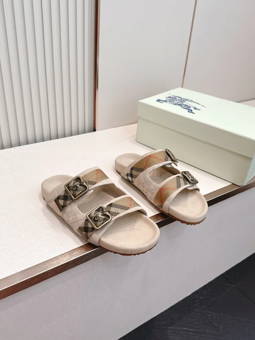 - Boboli.Burberry Classic slippers. It's made of soft anti-featur., It's a work of art in Italy.. I'm putting a lot of pressure on the grid., The soles of the pressurized shoes., It's a top-end logo.. & Make modifiable B Font-button Ring, A symbolic sand with decorated flowers. Burberry Gravity. Fabulous.: Counter-featur./Bullskins. Reeb.: In silk cow. Otsumi!: Rubber bubbles Codes: Female size35/41（35, 41Custom） Men38/45（45Custom）