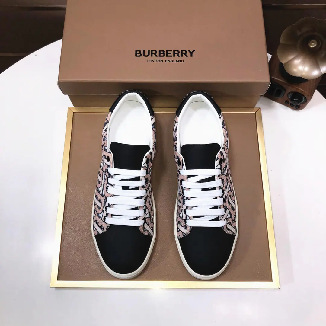 Plant 【burberry- Boboli.】Classic low-band sneakers.｜Imported cattle skin with classic glycerine.｜In the sheep's skin.｜Original Base｜The finest things to wear are comforts. Size: 38-44（45Do it.）