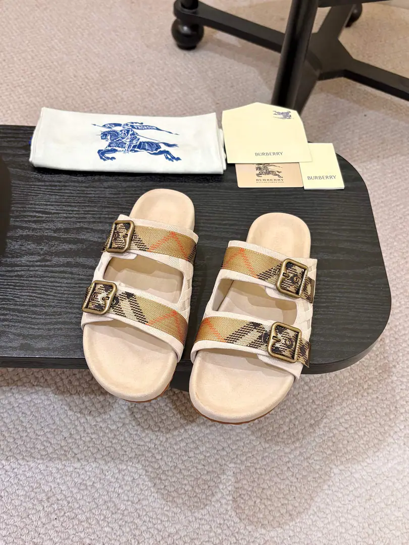 Couple money.！ Burberry2025The stump slipper is out of the oven., It's made of soft anti-featur., It's a work of art in Italy.. I'm putting a lot of pressure on the grid., The soles of the pressurized shoes., It's a top-end logo.. & Make modifiable B Font-button Ring, A symbolic sand with decorated flowers. Burberry Gravity. ✅Fabulous.: ♪ The silk reel ♪ ✅Reeb.: In silk cow. ✅Otsumi!: TPU ✅Colours: Black, Brown., Almond., Coffee.4Colour Optional ✅Codes: Men and women35-45（35,45Custom）