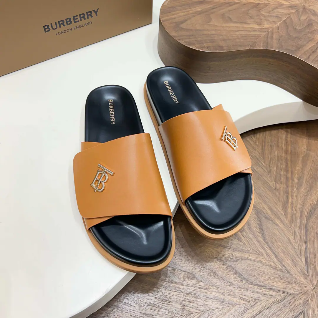 【Burberry 】 Mensize 39-44（38.45.46Custom） BurberryThe Barbolis are cross-trapped and damp. Head-decked cow skin.+3DPrint Mark／MetalTBTitle, I'm so full of texture.✨ Multi-Current Optional, Summer shorts./Nice jeans. Comfortable, unspareable., I can wear it on a commute..