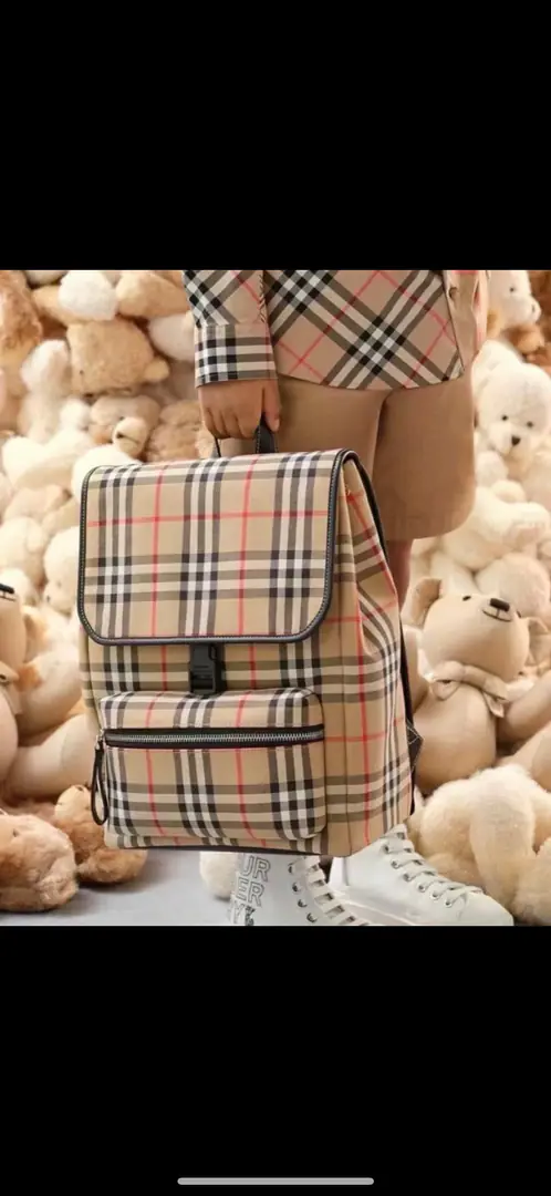 BMrs. Jiaguchi's little backpack. The classic gluten of cow leather., The cap plug-button design., Pre-laden pocket. The inside button.. Very resistant to the smudge of the mitten.. The back is a shock-free. Grid Design, It's extremely comfortable.！Dimensions 24/33/11