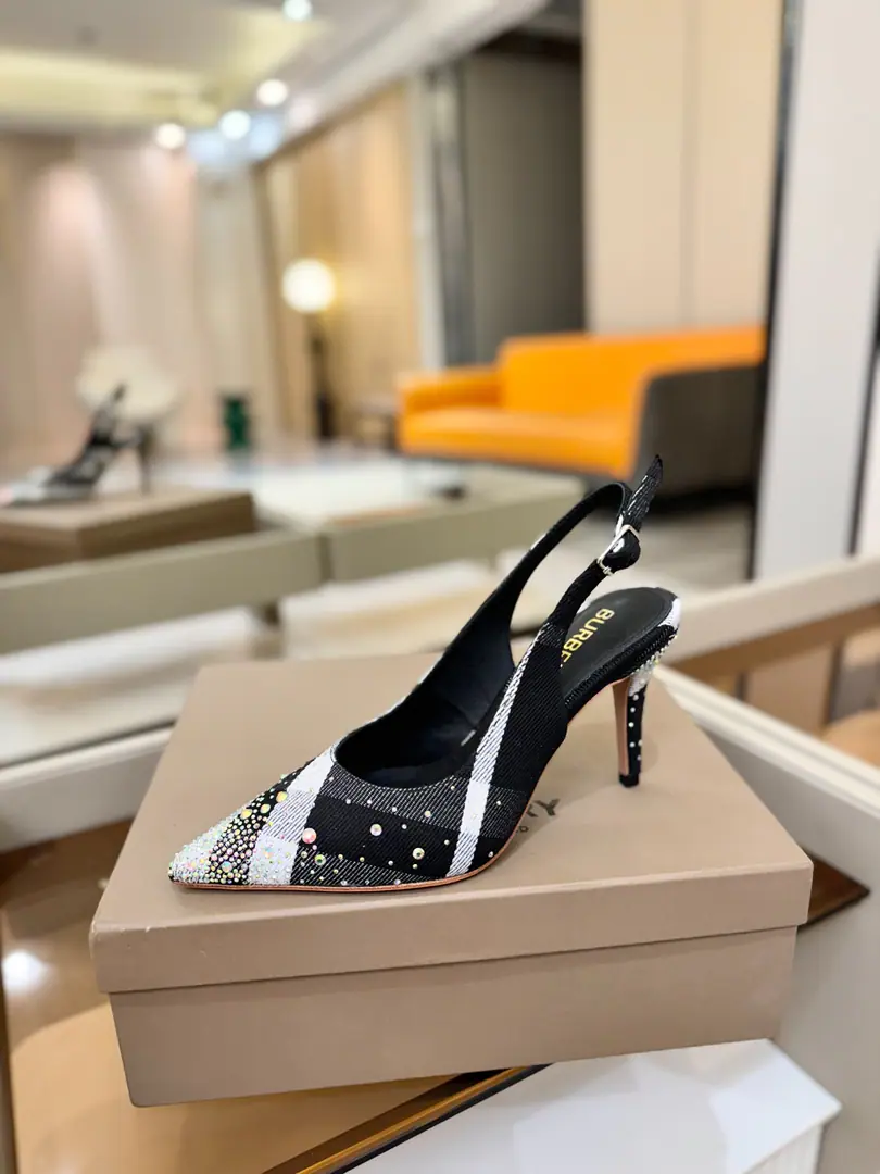 Burberryy Bobley. 𝑩𝒖𝒓𝒃𝒆𝒓𝒓𝒚𝒚 💝 👠 𝘽𝙪𝙧𝙗𝙚𝙧𝙧𝙮𝙮 Bobley. The only one who ever rolled up a high heels. A lazy, elegant, understanding style. 💋Pointy sandals. 🎉BURBERRYBobley England.🇬🇧Luxury brands, Original1:1Copy, Synchronize new cabinets A smooth-ground sandal with grace., Decoration branding pattern. 🆕🆕🆕 ✅Fabulous.: Original Gear ✅Otsumi!: The original is really a big one. ✅He's tall.: 8.5𝙘𝙢 ✅Codes: 𝟑𝟒-𝟒𝟏（𝟑𝟒.𝟒𝟎.𝟒𝟏Do it.）