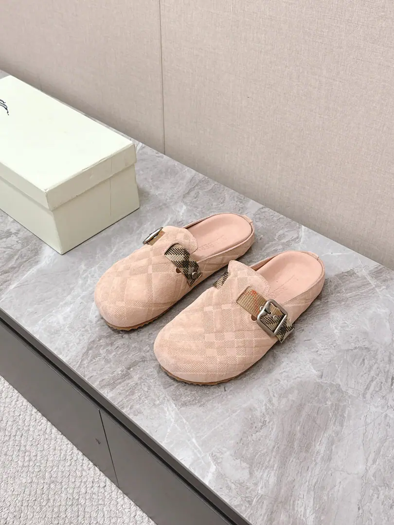 Men's clothing➕10- Boboli.Burberry2025The latest couple in the fall and winter. Brockon's shoes. The hot Berken shoes have been all over the street for years. Finally, there's a big brand named Berton. The classic Bracken design. The details are full of brand elements. Brand value. It's not like you can run into a shirt. It's easy to not have too much decoration. Always Very Simple ♪ Take a breath and relax ♪ Semi-outlook to protect toes The humanities score is for footwalk pressure. The suspense is saturated. He's been running all day without pressure. A lazy, lazy set-up style. It's easy to ride in the morning, eight shifts or the sun. Shoe-faced cow revel Original modeling slides over base Size: Women35-40Men39-45