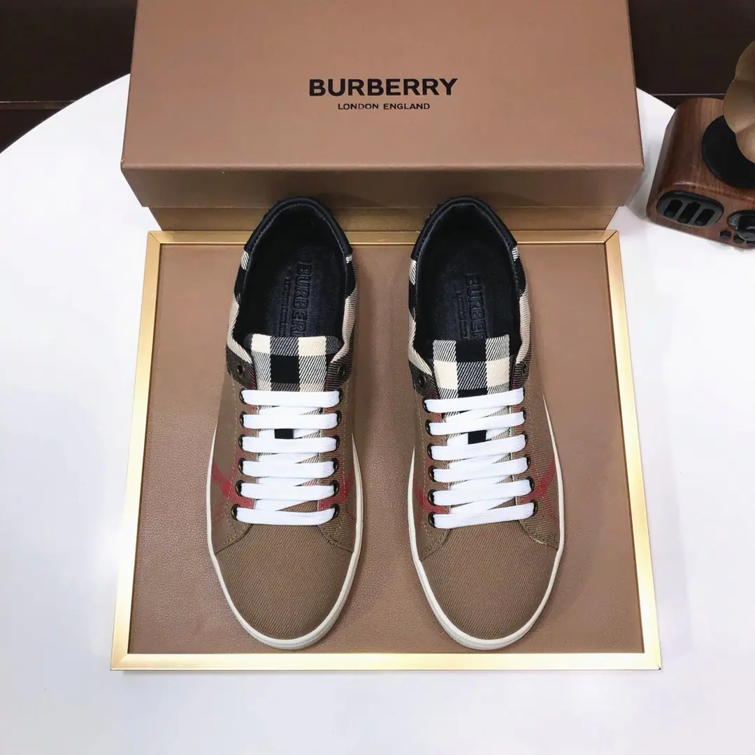 Plant 【burberry- Boboli.】Classic low-band sneakers.｜Imported cattle skin with classic glycerine.｜In the sheep's skin.｜Original Base｜The finest things to wear are comforts. Size: 38-44（45Do it.）