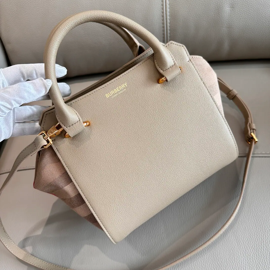 Special level BMy handbags are slanted., The classic cotton-stylish canvassing of the cow's skin., Pocket zipper design, Both sides can be convexed and expanded., Multiple backsliding., The top is amazing., Dimensions: 21/20/13