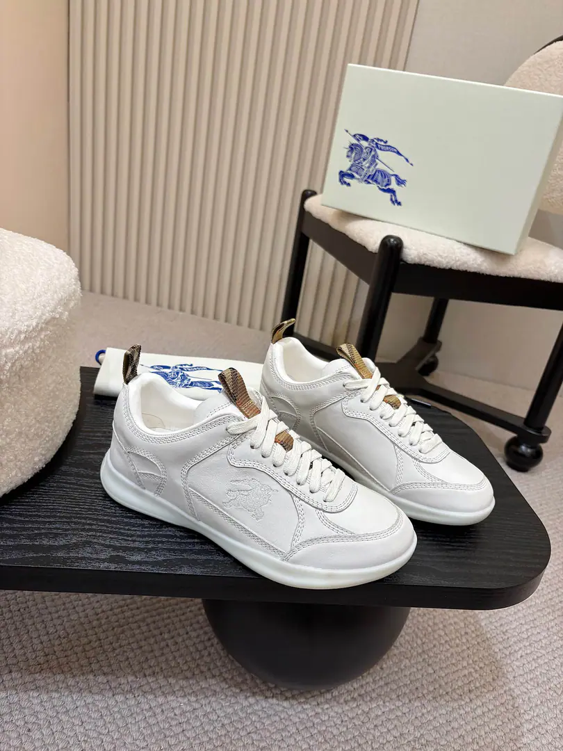 The price of the plant is men's., BurberryLeisure poppers., First appearance on brand. 2025 Summer fashion show.. It's made of Italian leather., Integration is a line of detail., It's inspired by the motion wind design.. A pair of light shoes and a pair of... Burberry Gravity shoes,, A branded Knight of Horses.（EKD）Embroidery ✅Fabulous.: Sand grinding./Pyre skin. ✅Reeb.: Lamb skin. ✅Otsumi!: Super light rubber bottom. ✅Colours: Black/White/Almonds are optional. ✅Codes: Men39-46（45,46Custom）